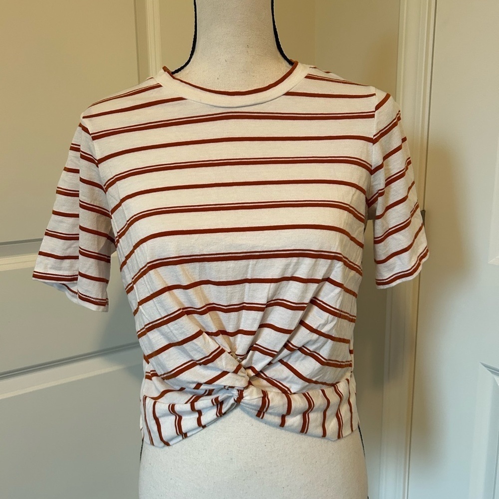 White and rust crop knot tshirt